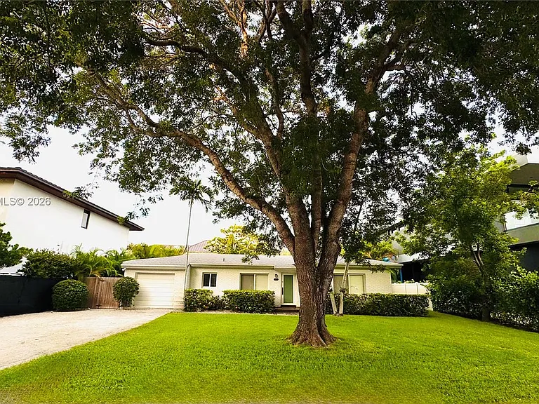 7415 SW 56th Ave — Photo 2