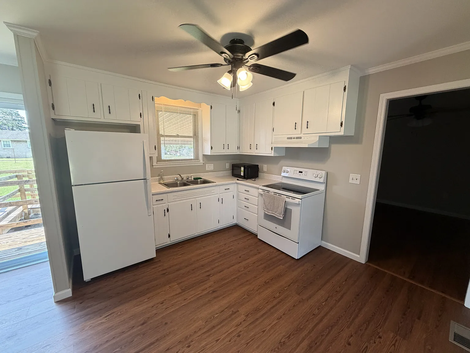 3 bed, 1.5 bath, 1124 sqft, $1,750 — Photo 3
