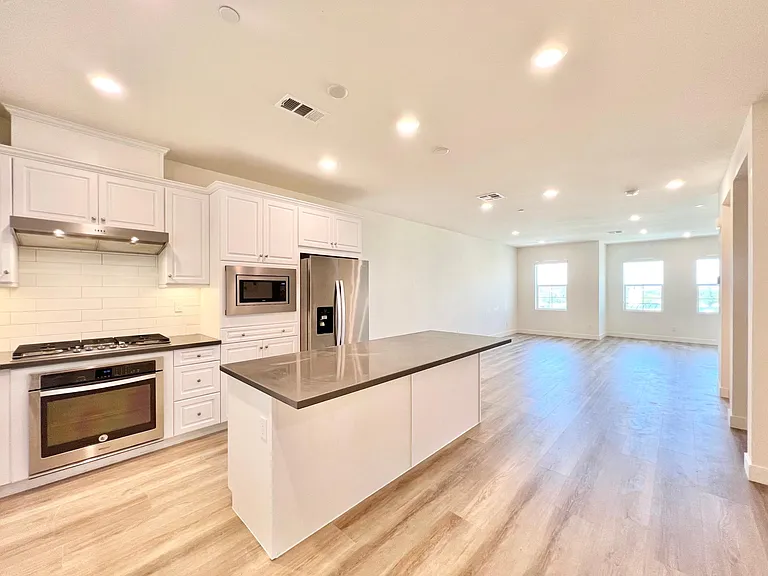 12932 Pacific Pl #11 — Photo 6