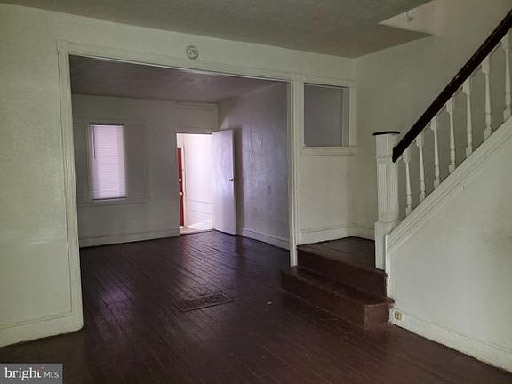 3rd image of 821 E Woodlawn Ave