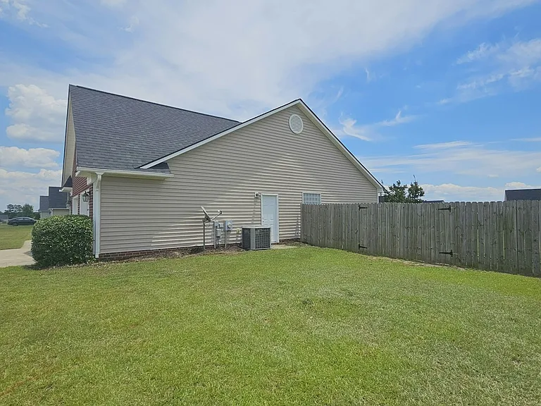 389 Ivywood Ln — Photo 4
