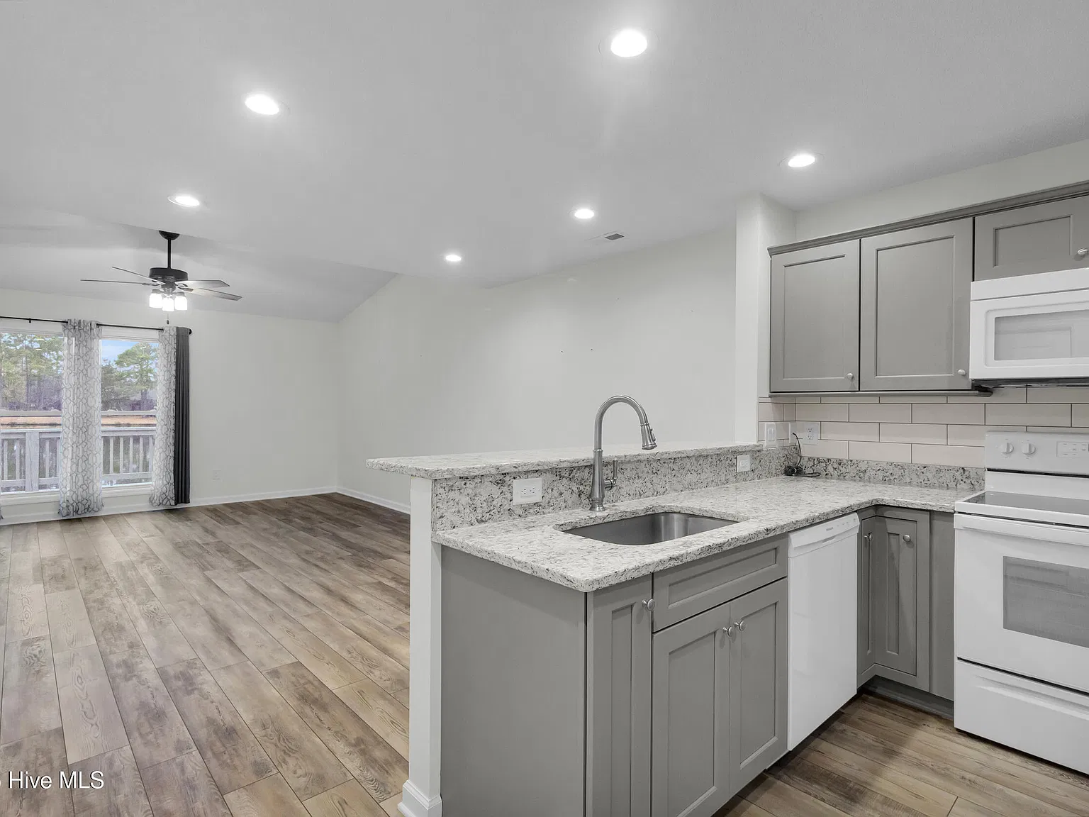 2 bed, 2.0 bath, 1111 sqft, $1,750 — Photo 2