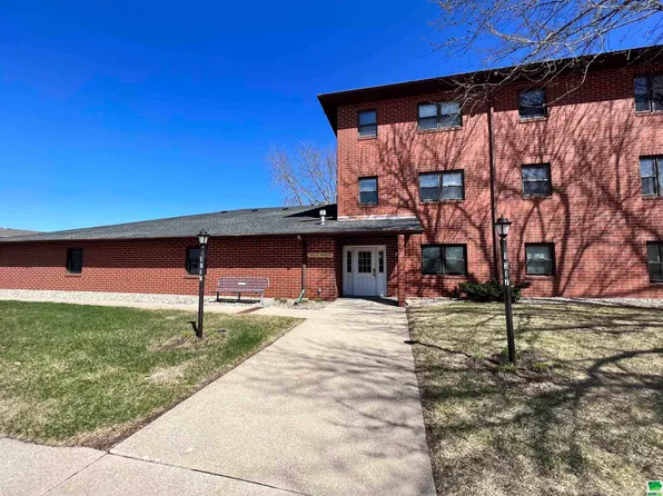 1317 Seneca St APT 303, Storm Lake, IA 50588