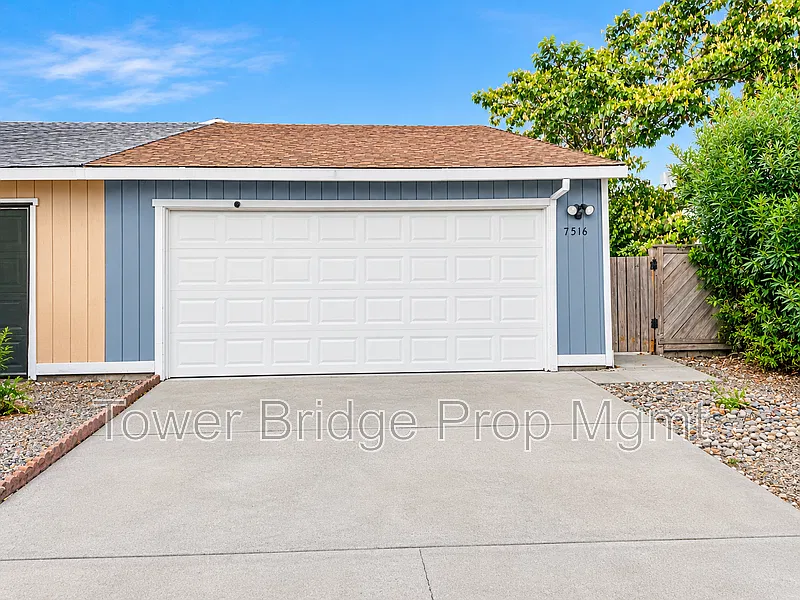 3 bed, 2.0 bath, 1193 sqft, $2,395 — Photo 2