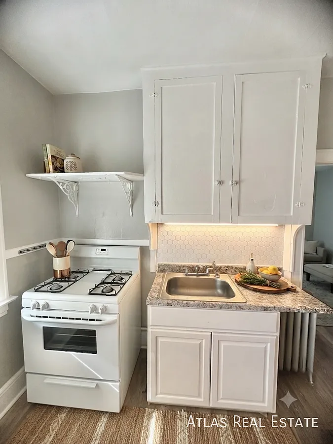 Your New Home Awaits! Charming Victorian 1-Bedroom Apartment in a Prime Location — Photo 4