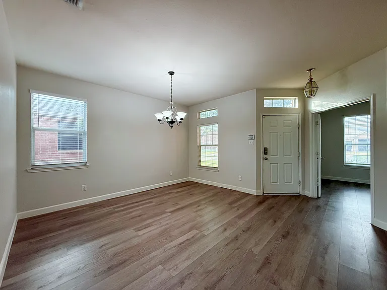 1916 Silver Leaf Dr — Photo 4