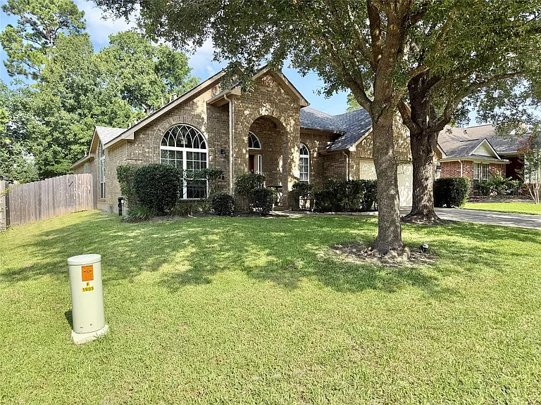 1907 Tavish Ln — Photo 2