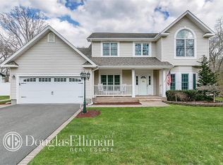 23 Holly Rd, Oakdale, NY 11769