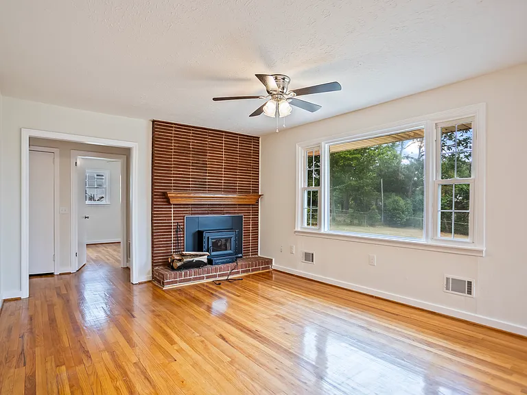 1831 Courtney Dr — Photo 5