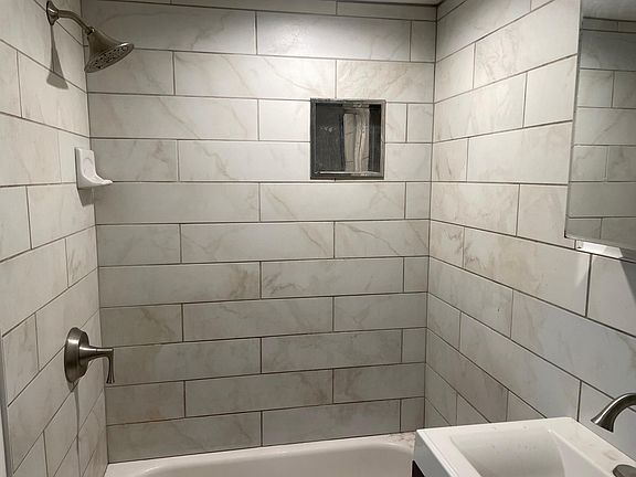 Bathtub w porcelain tile surround