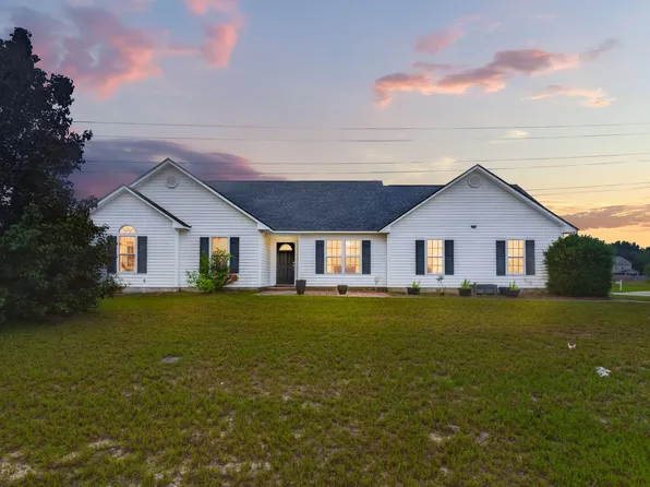 2551 Crumpler Dr, Hope Mills, NC 28348