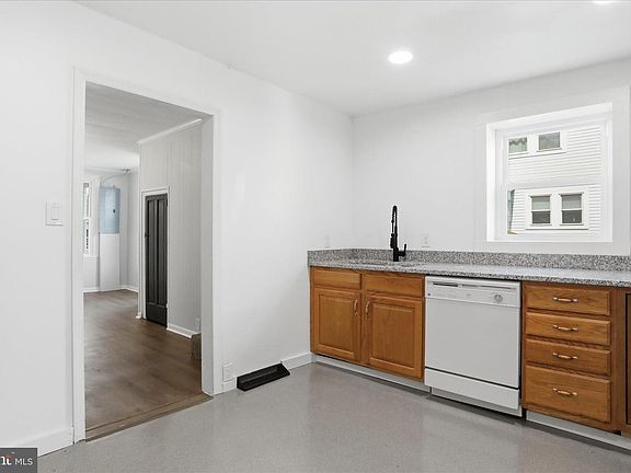5th image of 247 W Main St
