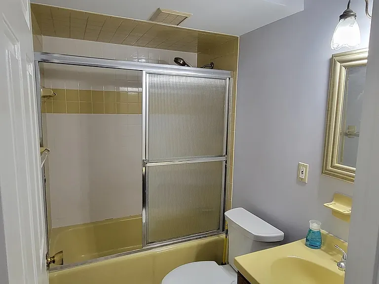 Upstairs' Full Bathroom
