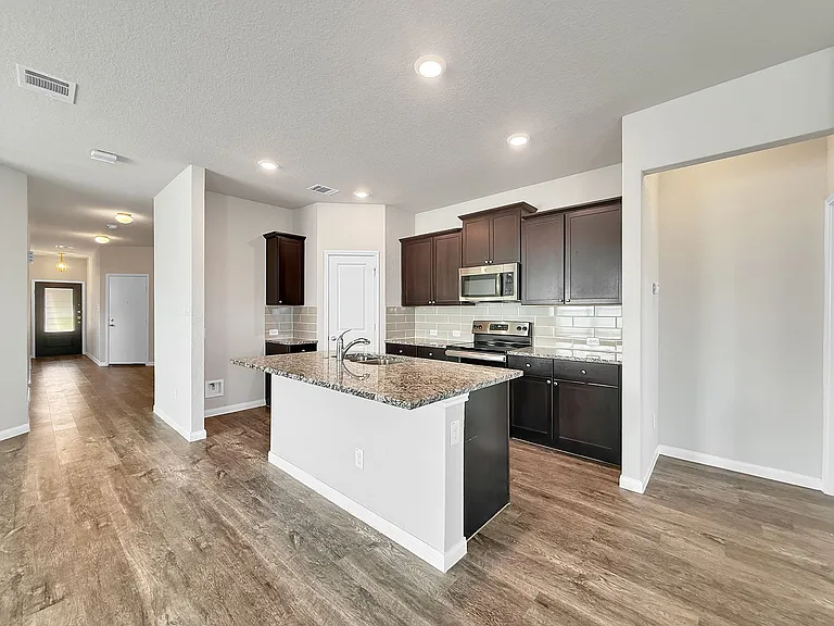 401 Utica Way — Photo 7