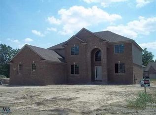 19649 Elkhound Dr, Macomb, MI 48044