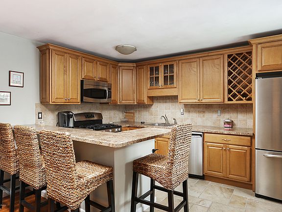 5th image of 132 South St APT D