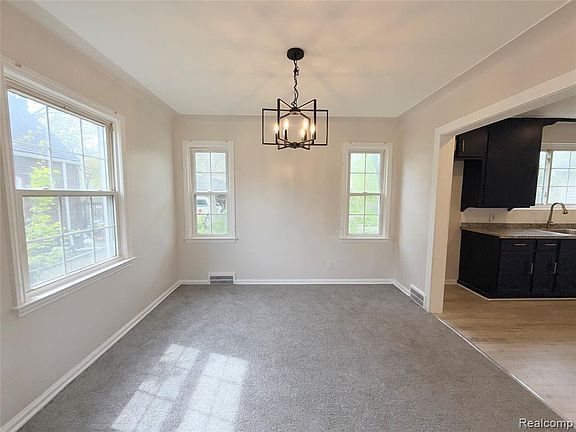 3rd image of 11375 Roxbury St