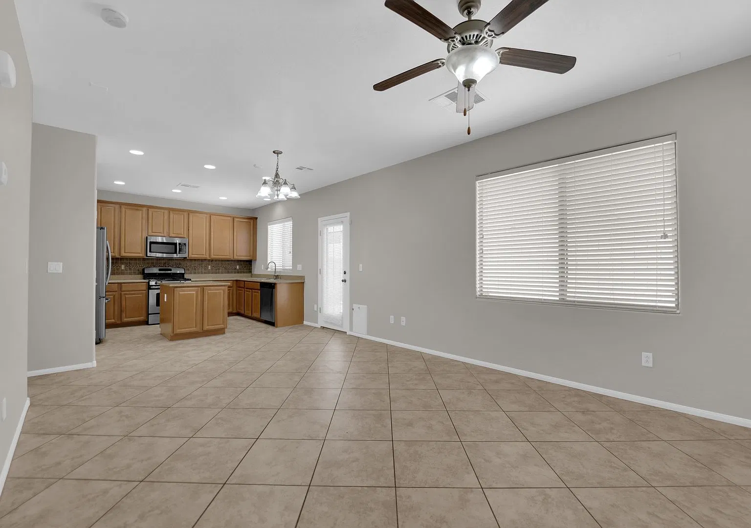 Gated 2-Story 3BR/2.5BA Henderson Home 2-Car Garage, Pets Welcome — Photo 2