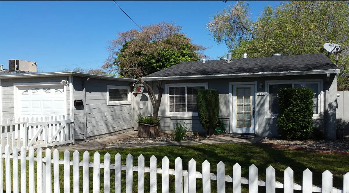 1330 Lambaren Ave photo 1
