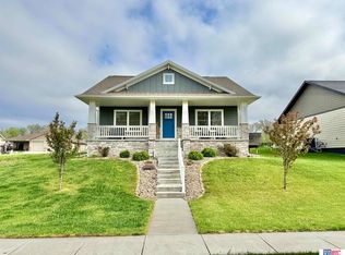 916 Hillcrest Dr, Seward, NE 68434