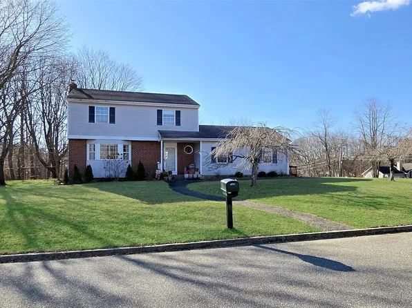 2 Wren Lane, Coram, NY 11727