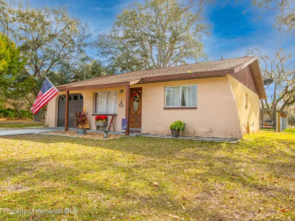 10200 Zebrafinch Ave, Weeki Wachee, FL 34614