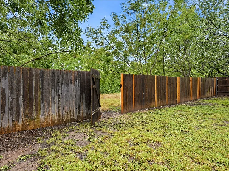 1004 Downridge Dr — Photo 37