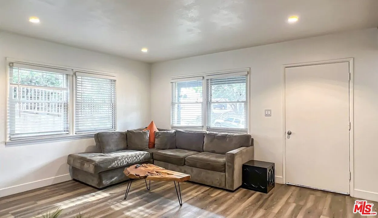 3 bed, 2.0 bath, 2779 sqft, $4,895 — Photo 3