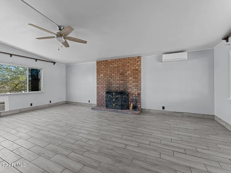 692 W Wickenburg Way #C — Photo 2