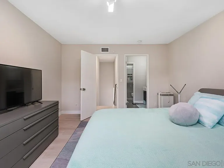 1516 Encino Ave #B — Photo 21