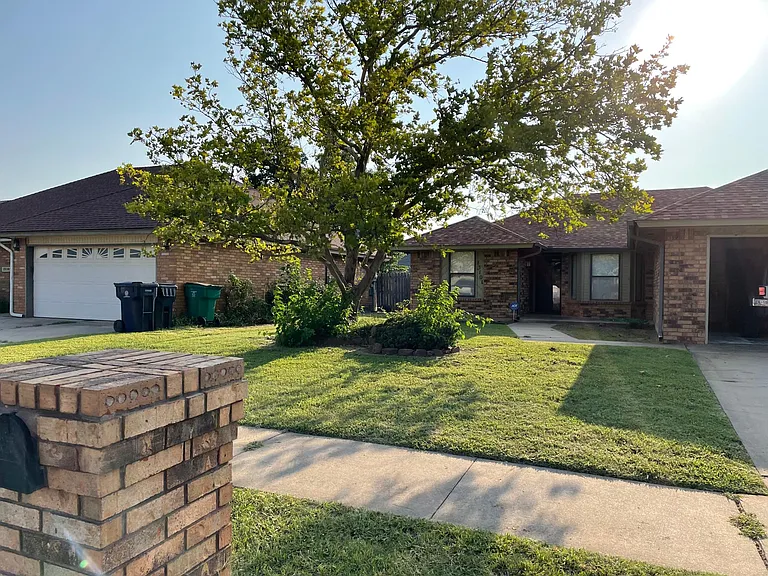 13101 S Robinson Ave — Photo 1