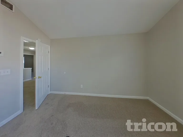 325 Cadeleigh Ct — Photo 10