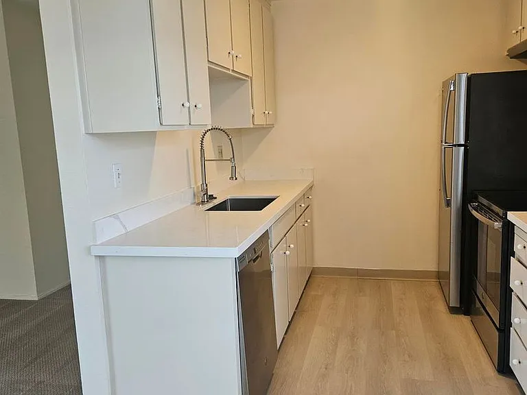 421 Richmond Dr — Photo 3