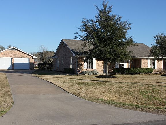 2-car garage, 3rd at rear