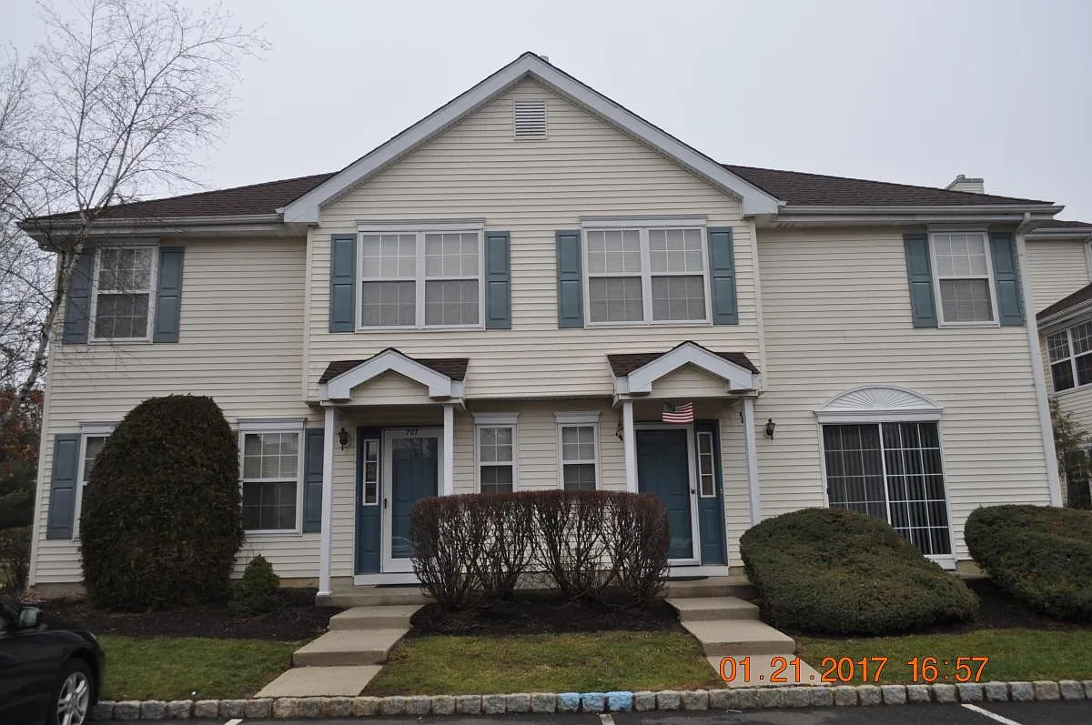 3 bed, 2.5 bath, 1642 sqft, $3,300 — Photo 1