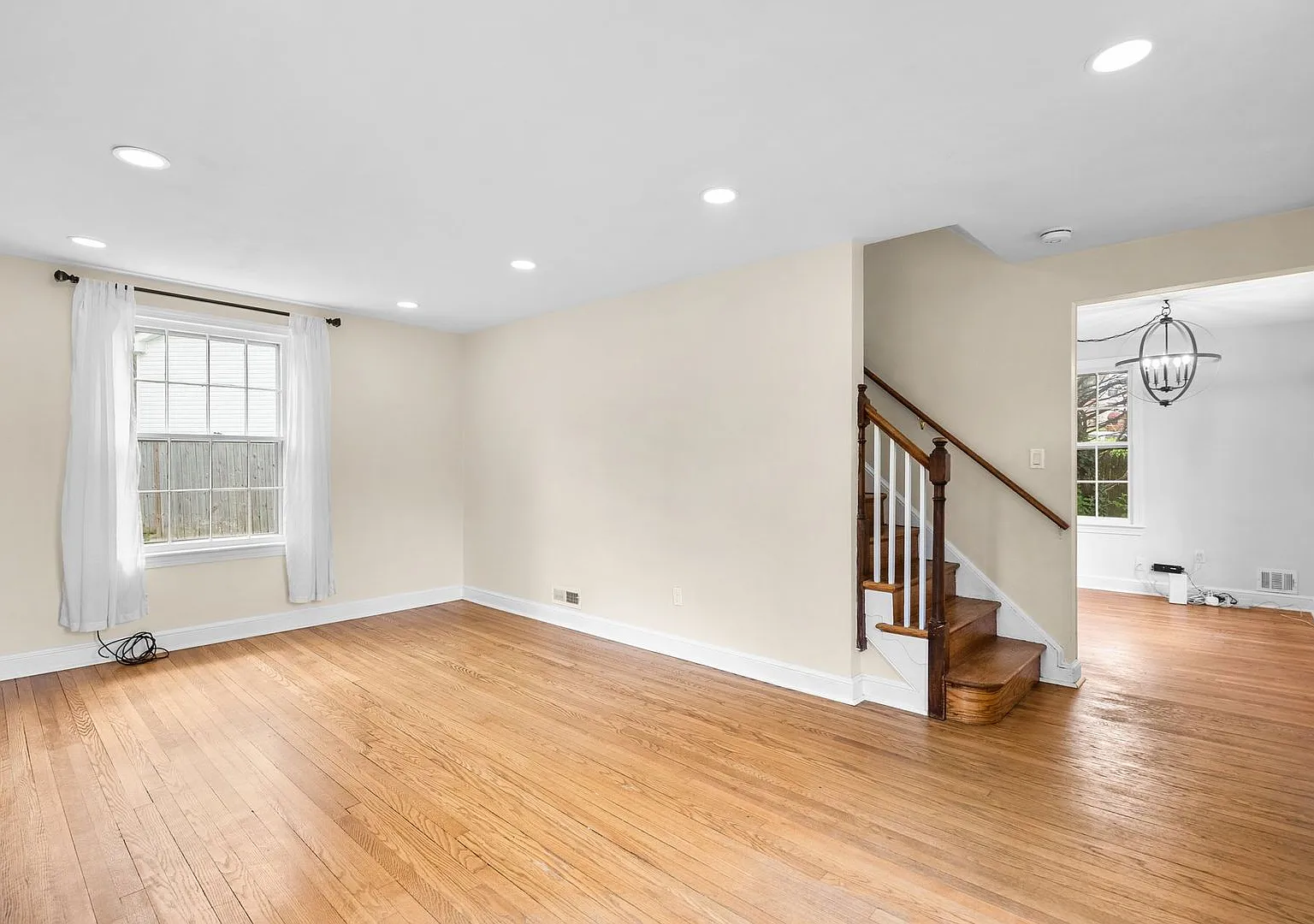 3 Bed 2.5 Bath - Silver Spring Colonial - Updated Kitchen and Bathrooms — Photo 4