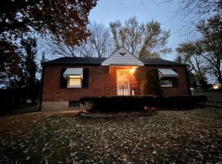 16 Bascom Dr, Saint Louis, MO 63135