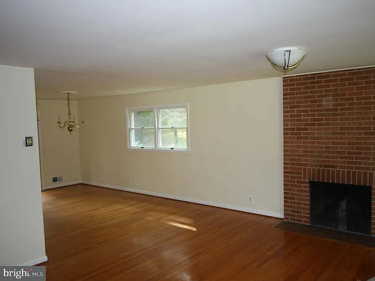 1103 Roberta Ct — Photo 8
