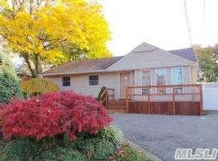 24 Saxon Rd, Farmingdale, NY 11735