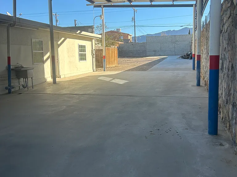 8104 N Desert Blvd — Photo 9