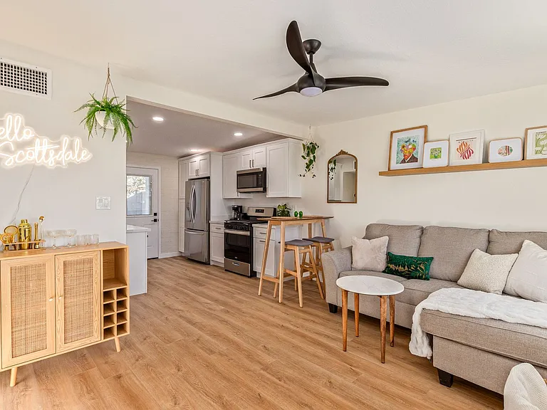 930 E Henry St #B — Photo 2