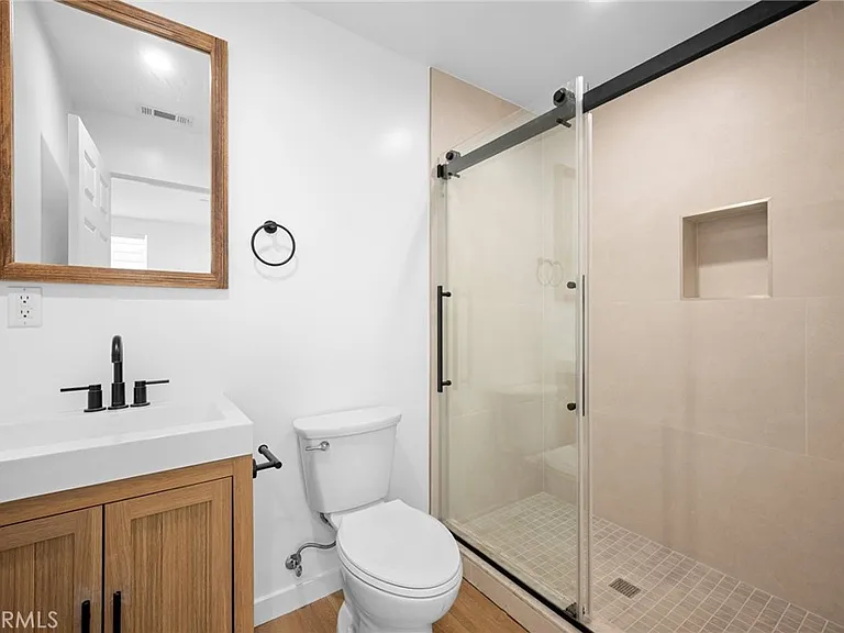 1049 Yarmouth Ave — Photo 18