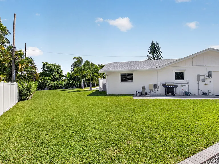135 SE 28th Ct — Photo 59