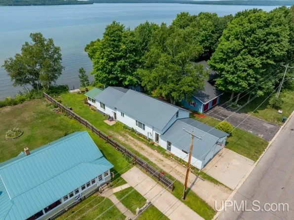 1434 Washington St, Munising, MI 49862