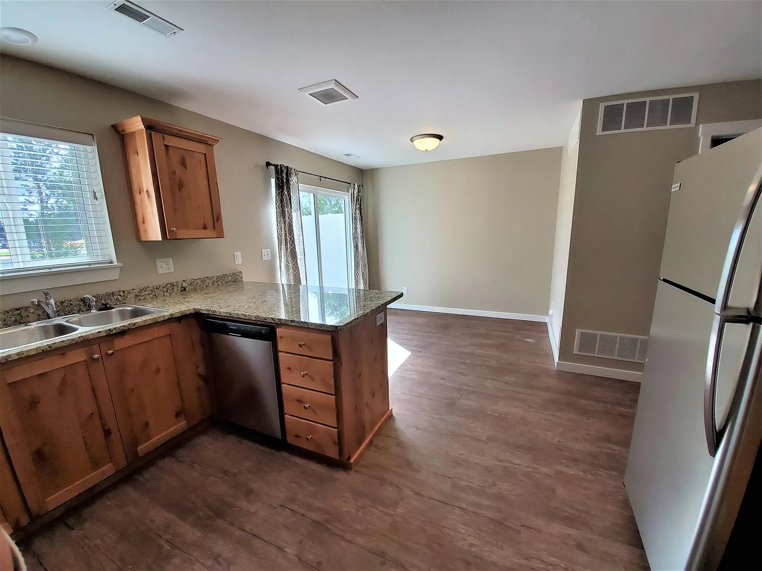 3 bed, 2.5 bath, 1600 sqft, $1,650 — Photo 3