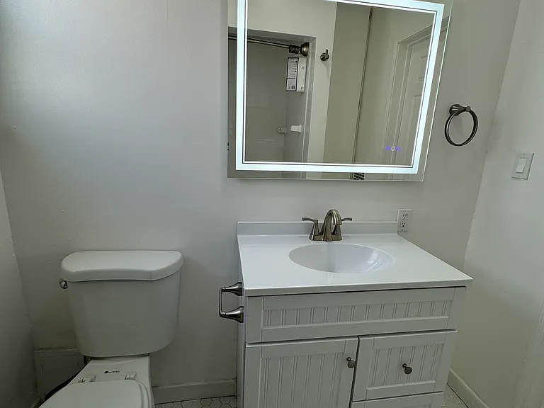 1401 Havenhurst Dr #6 — Photo 23