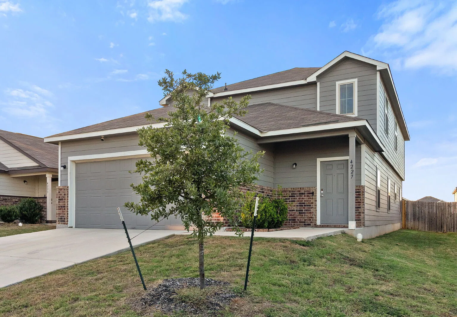 4 bed, 2.5 bath, 2635 sqft, $2,200 — Photo 2