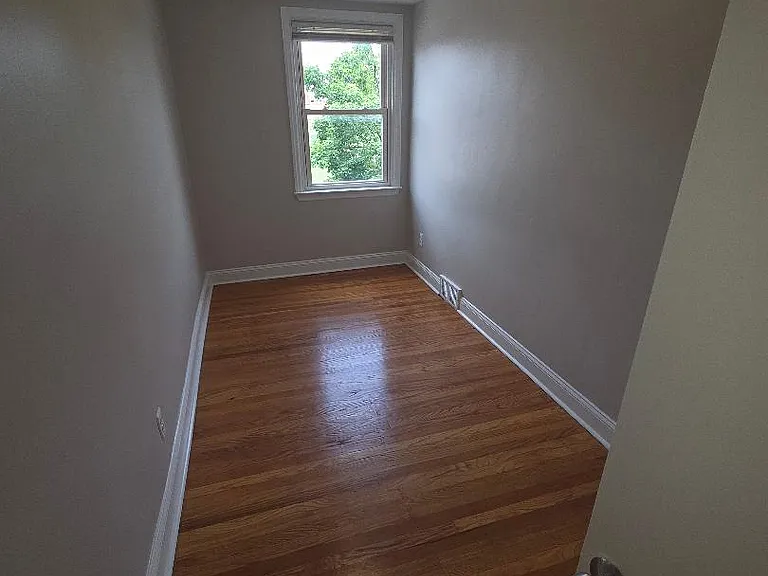 83 Chester Ave — Photo 9