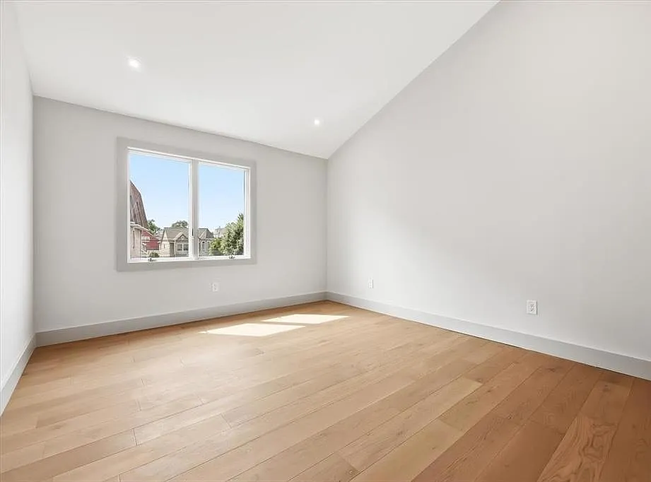 3 bed, 1000 sqft, $3,000 — Photo 3