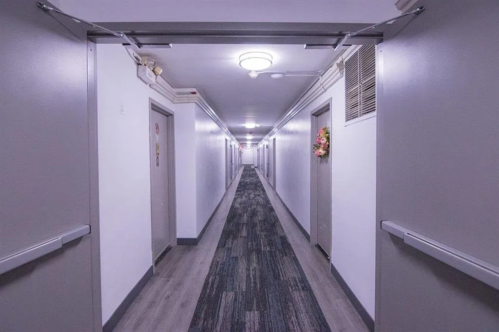 Metropolis Towers Apartme — Photo 4